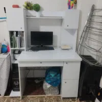 میز تحریر و کامپیوتر و کتابخانه