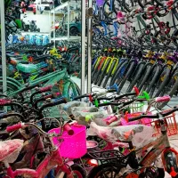 نیازمند نیروی کار میان سال آشنا با دوچرخه