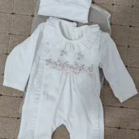 لباس نوزاد ست بیمارستانی تا دوماه یا سه ماه بستگی.|کفش و لباس بچه|دوگنبدان, |دیوار