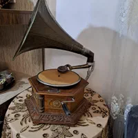 گرامافون قدیمی و اصل با بیش از صد سال قدمت