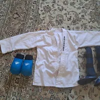 لباس کاراته و ضربه گیر پا و مشت