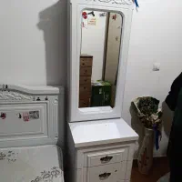 تخت تک نفره سایزبزرگ و اینه کشو داخل اینه ام کشوعه