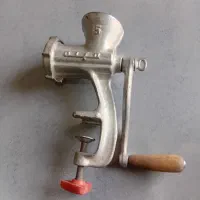 چرخ گوشت قدیمی سالم