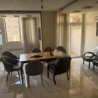 میز و صندلی بسیار تمیز درحد نو