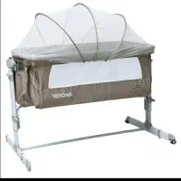 گهواره و تخت کنارمادر