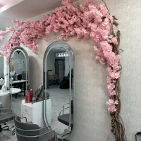 گل مصنوعی و درخت شکوفه و آیینه قدی