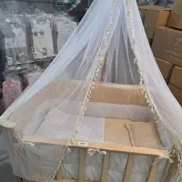 تخت کنار مادر