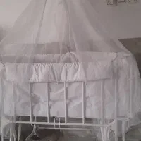 تخت گهواره ای کنار مادر