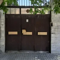 درماشین رو ودر ورودی ساختمان ودرب اتاق