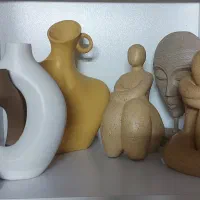 سه مجسمه دو گلدان