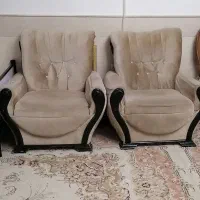 دو عدد مبل سالم وشکستگی ندارد