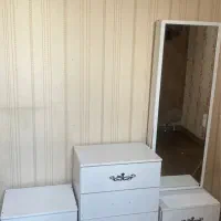 میز ارایشی با ایینه قدی و فایل پاتختی همه باهم