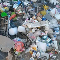 کارگر برای کارگاه بازیافت ضایعات