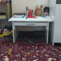 میز تحریر در حد نو مناسب برای لب تاب