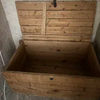 صندوق چوبی قدیمی محکم