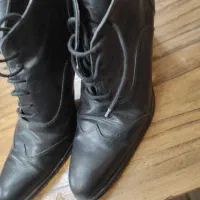 کفش پاشنه دار و نیم بوت