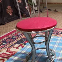 یک عدد صندلی اپن مدل فرنگی یکی اخریش هست