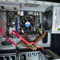 کیس و مانیتور قیمت توافقی هردو سالم سالم ویندوز ۷