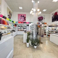 دکور فروشگاه کفش و پوشاک