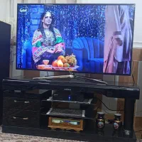 تلویزیون 48 سامسونگ به همراه میز تلویزیون