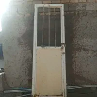 یک درب خانه آهنی نو صحیح سالم به فروش می‌رسد