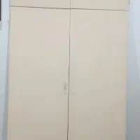 کمد دیواری و در اتاق