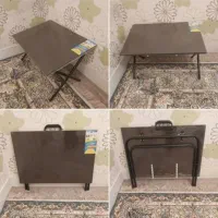 میز تحریر نشسته و زمینی تاشو