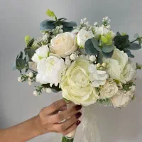 دسته گل شیک عروس به همراه گل روی کت دامادی