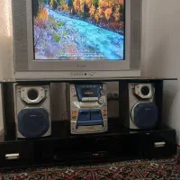 تلوزیون به همراه میز تلوزیون