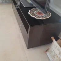 میز تلویزیون بسیار تمیز با دو کشو