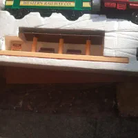 قطار با باطری کار میکند روی ریل حرکت میکند