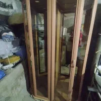 کمد شیشه‌ی