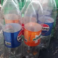 تعدادی شیشه ی نوشابه