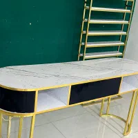 میز ناخون در حد نو دو ماه استفاده شده 6500تومان|آرایشگاه و سالن‌های زیبایی|ارومیه, |دیوار