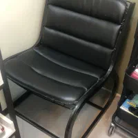 صندلی و لوستر