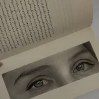 طراحی چشم پشت قاب گوشی و صفحه کتاب هدیه ای خاص|تابلو، نقاشی، عکس|دوگنبدان, |دیوار
