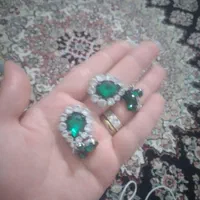 گوشواره میخی رنگ سبز با کش مو دستبند هندی