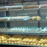 وردست قنادی و فروشنده خانم