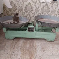 ترازوی کفه ای قدیمی با وزنه