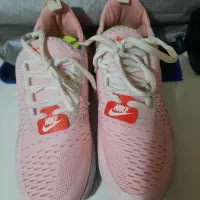 کفش نایکی سایز ۳۸ و کفش راحتی مخصوص پیاده روی.