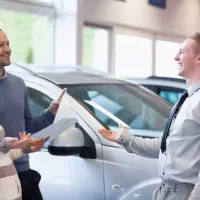 همکار خانم در دفتر خرید اتومبیل