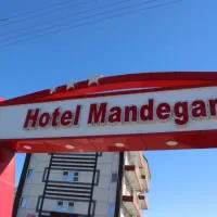 رسپشن ( پذیرش ) مرد در هتل ماندگار