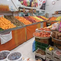 کارگر میوه فروشی