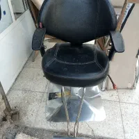 یک عدد صندلی مو زدن و شش عدد صندلی نشیمن