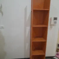 وسایل منزل شامل فرش و شلف و سه بالش نو و بشکه