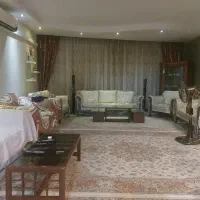 یک نفر نیروی خدماتی خانم