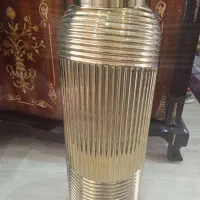 گلدان طلایی کنار سالنی