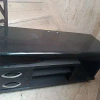 یک میز تلویزیون در حد نو فقط بعلت نداشتن انباری