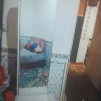 یک عدد تخت یک نفره وآینه آرایشی