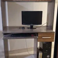 میز کامپیوتر دارای رگال کتاب